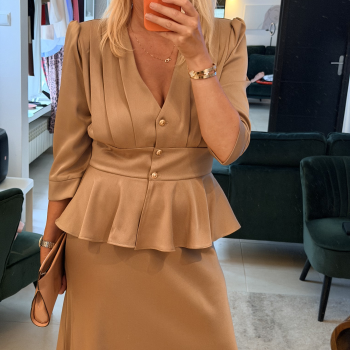 žena u bež kompletu suknja i bluza